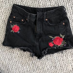 Black short denim shorts with rose embroidery